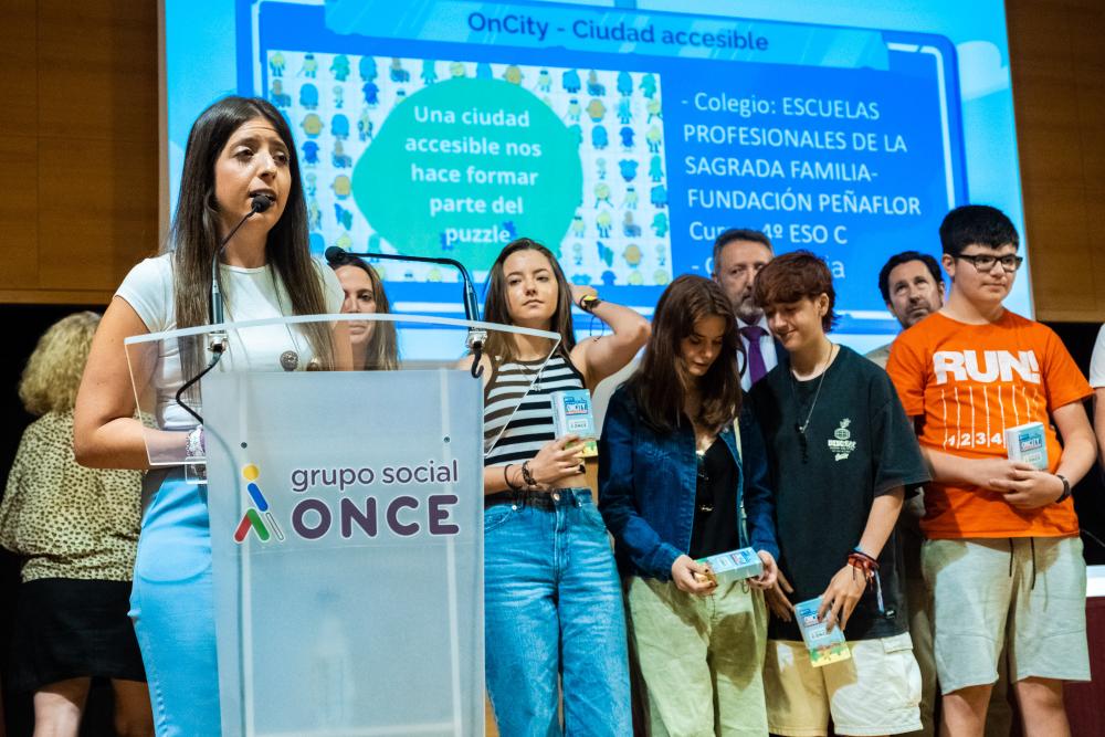 Una alumna agradeciendo el premio en nombre de su centro educativo