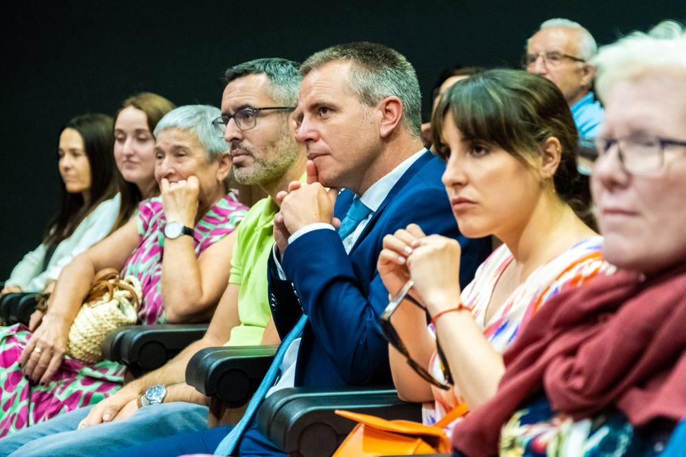 Primera fila de autoridades en el público