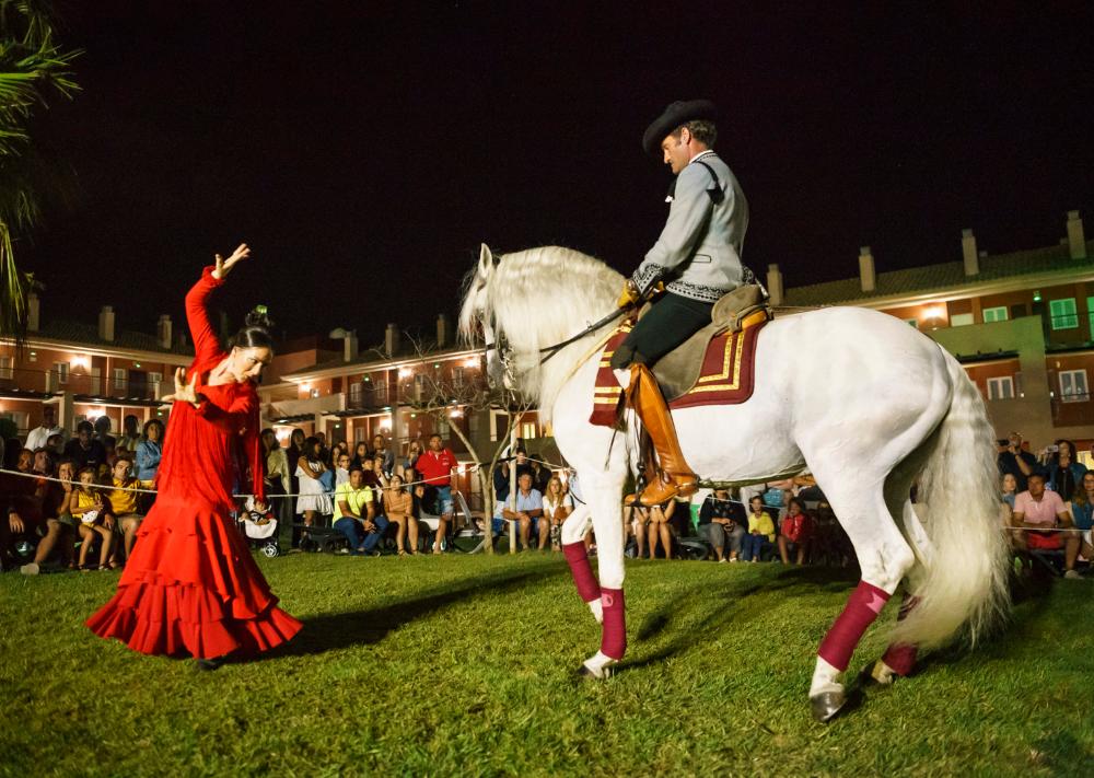 Caballista con flamenca en el Hotel Ilunion Sancti Petri