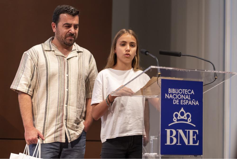 La alumna agradeciendo el premio