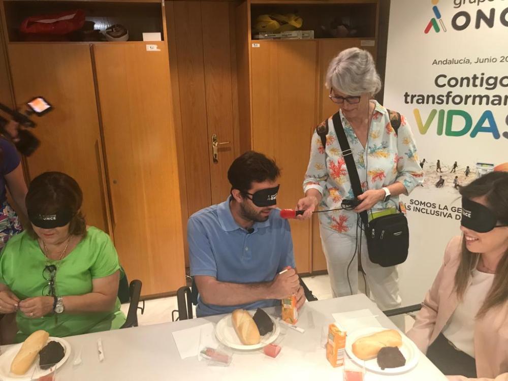 Periodistas desayunando a ciegas