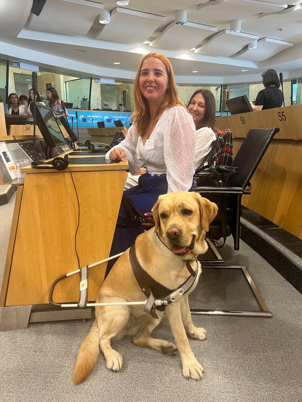 Leonor Basallote con su perro guía en las instituciones europeas