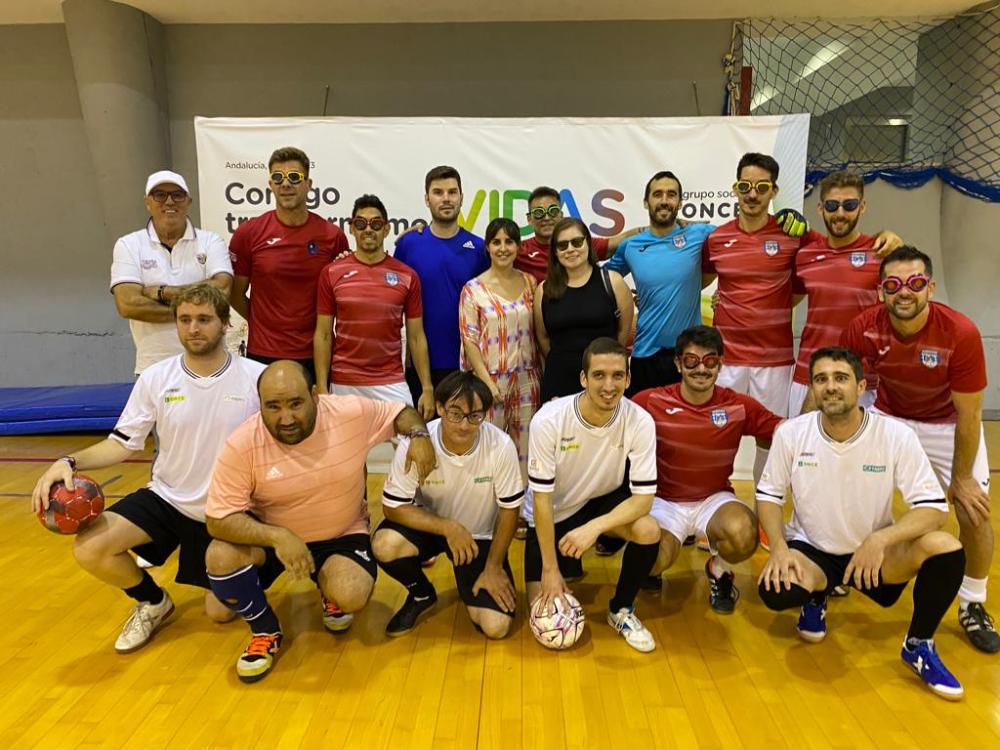 Foto de familia de los dos equipos