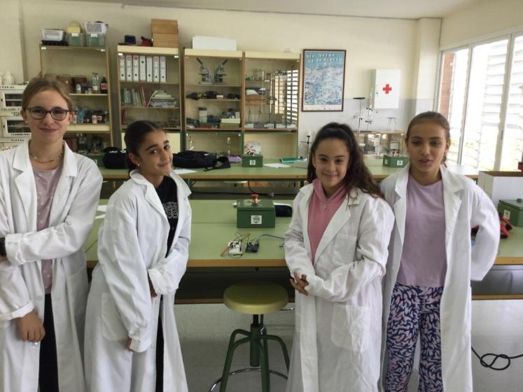 Alumnas durante su trabajo