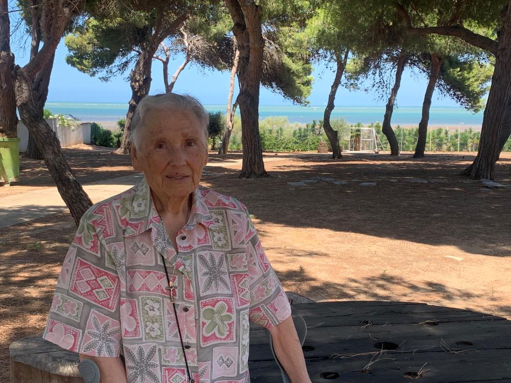 Primer plano de María Cristina en los jardines