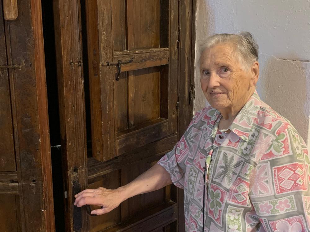 María Cristina junto a una puerta antigua de la residencia