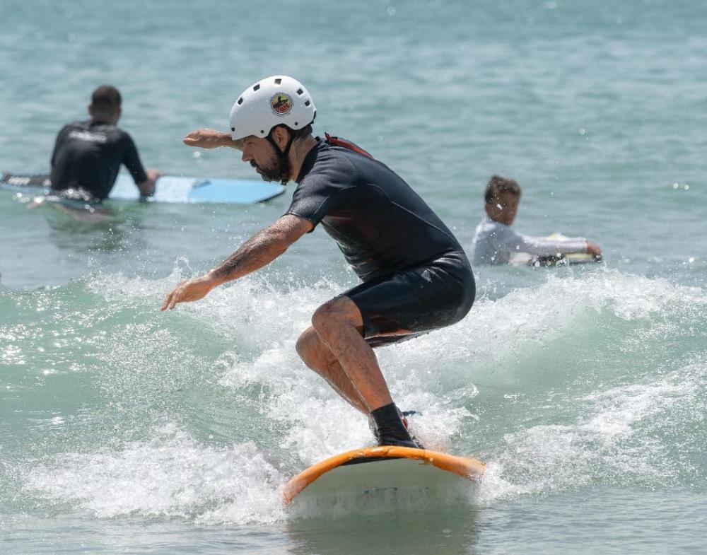 Santaella surfeando