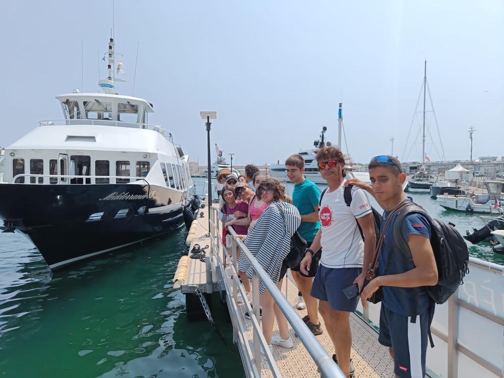 El grupo entrando en un barco
