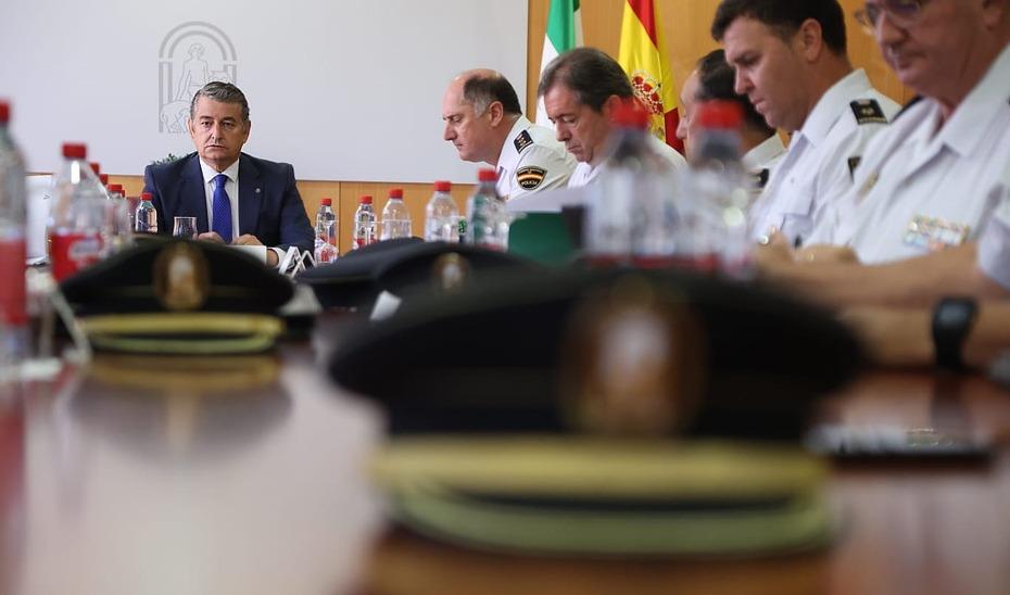 Reunión de mandos de la Unidad de Policía con el consejero de Presidencia de la Junta