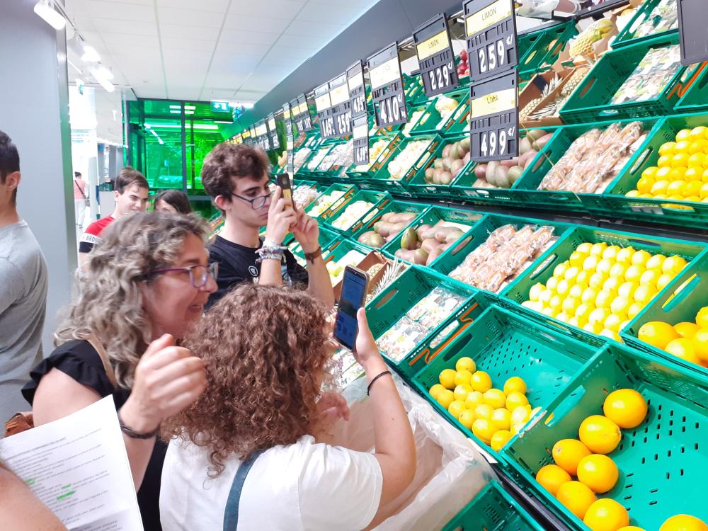 Participantes comprando en un supermercado