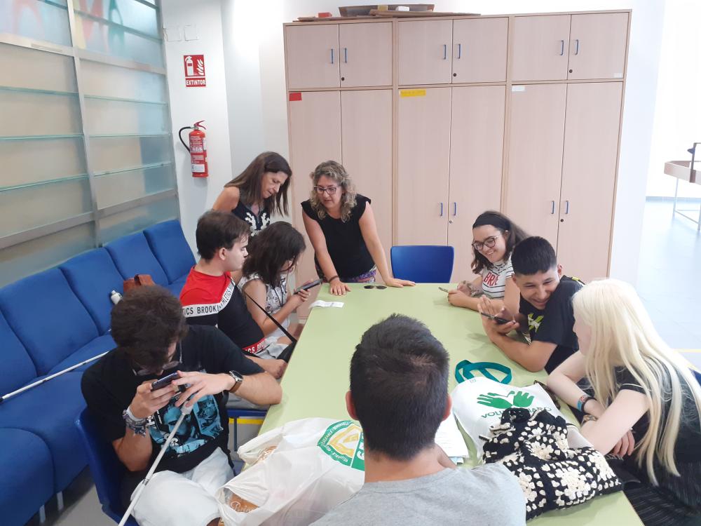 Alumnos probando distintas APP's