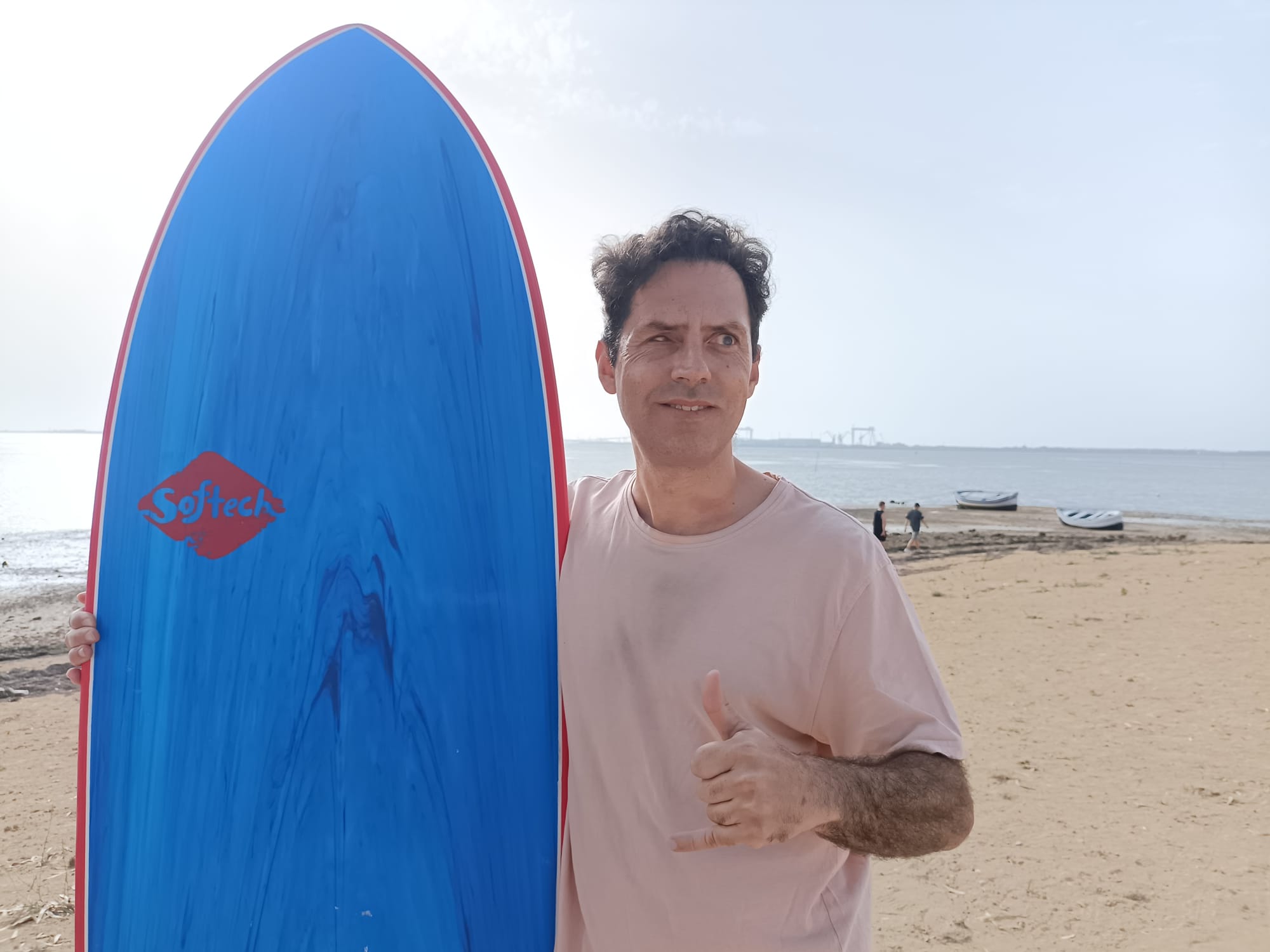 Juan Antonio Santaella, con su tabla en la playa de San Fernando