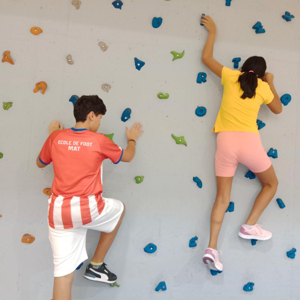 Alumnos trepando por el rocódromo