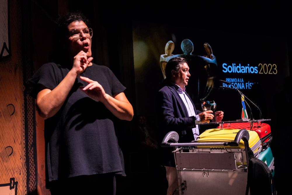 José Manuel Saborido, afiliado a la ONCE, agradece el premio en nombre de su cuñado, Joaquín Sánchez