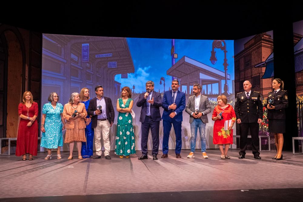 El vicepresidente de la ONCE, José Luis Pinto, con los premiados en el escenario