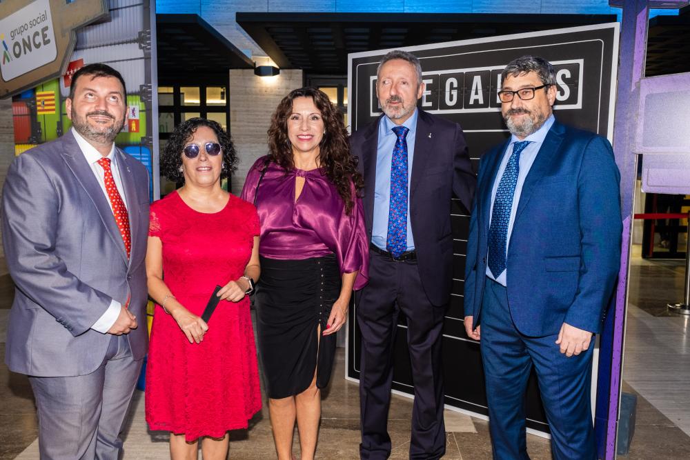 Rocío Ruiz con los representantes de la ONCE
