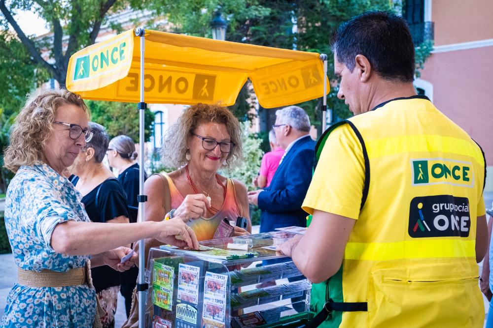 Vendedor de la ONCE a la entrada