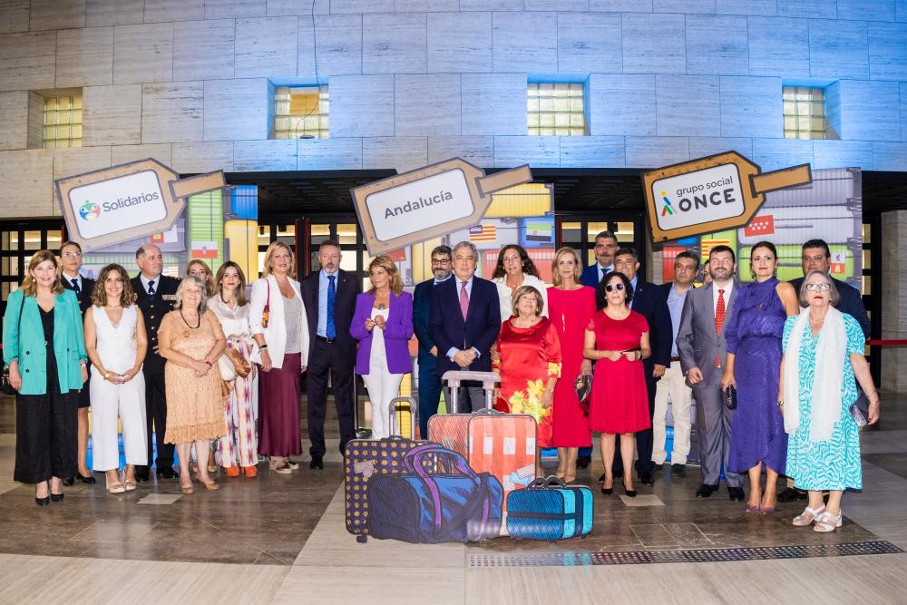 Foto de familia de premiados y autoridades
