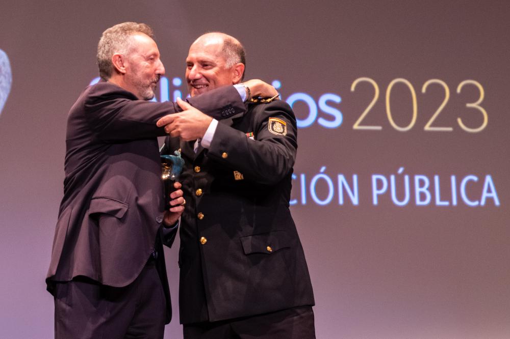 El delegado felicita al comisario de la policía autonómica