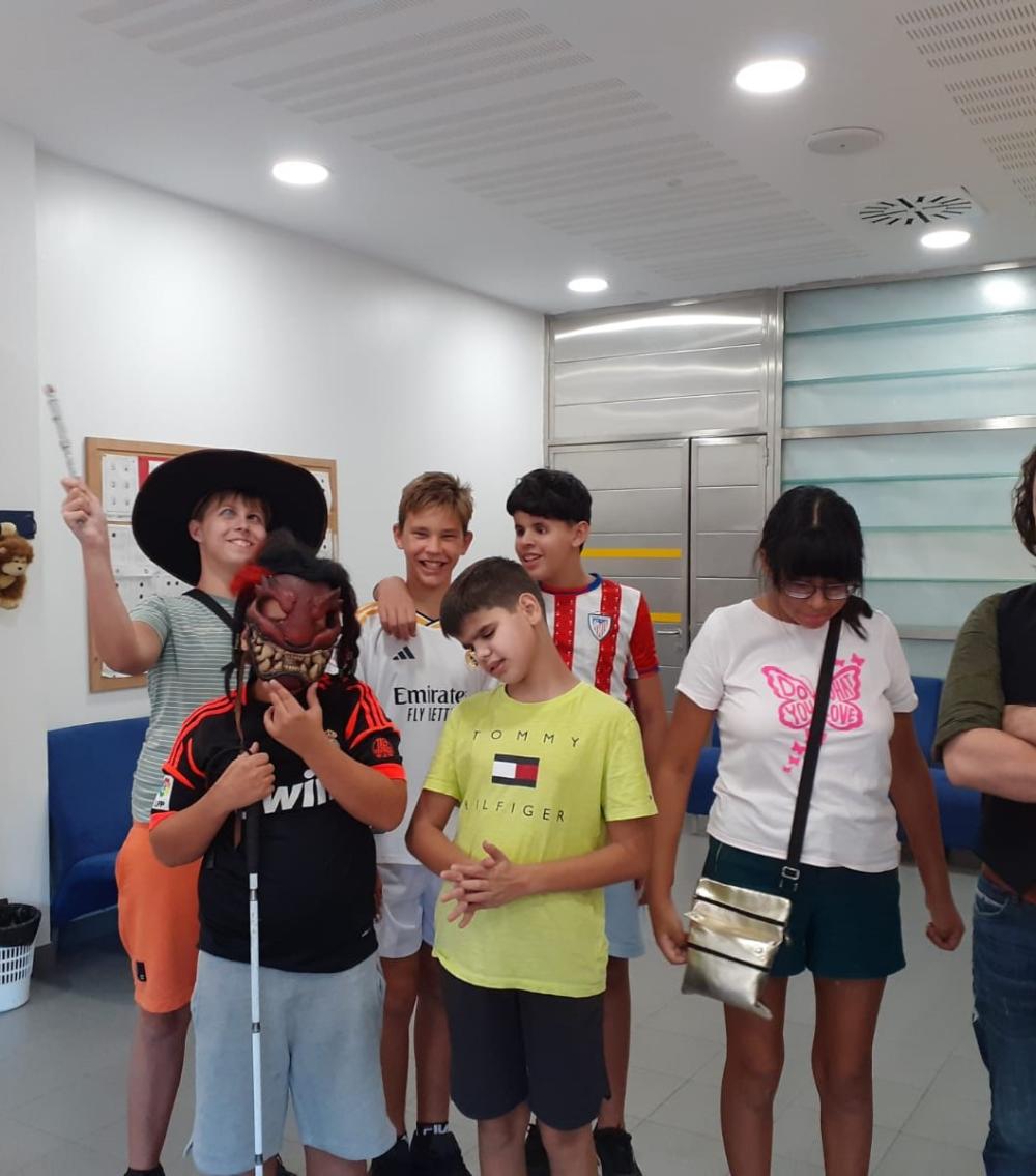 Grupo de alumnos participando en el juego de rol