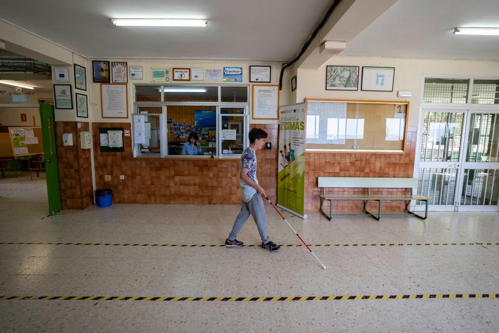 Antonio andando por los pasillos del Instituto