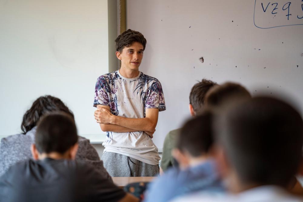 Primer plano de Antonio en su clase