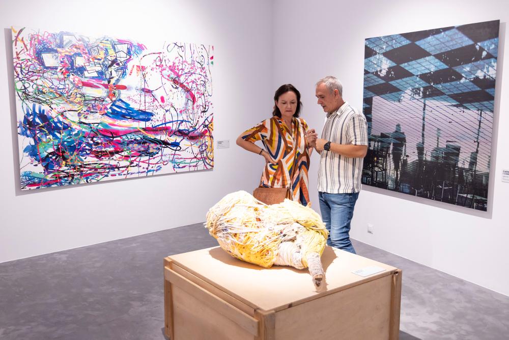 Dos personas viendo la exposición