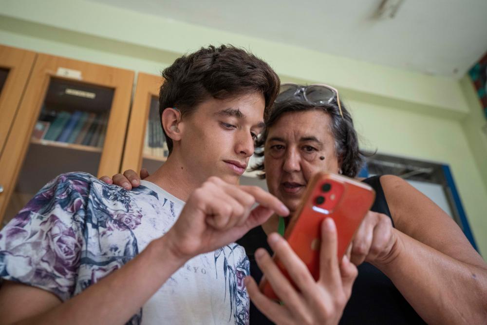 Isabel da indicaciones a Antonio con su móvil