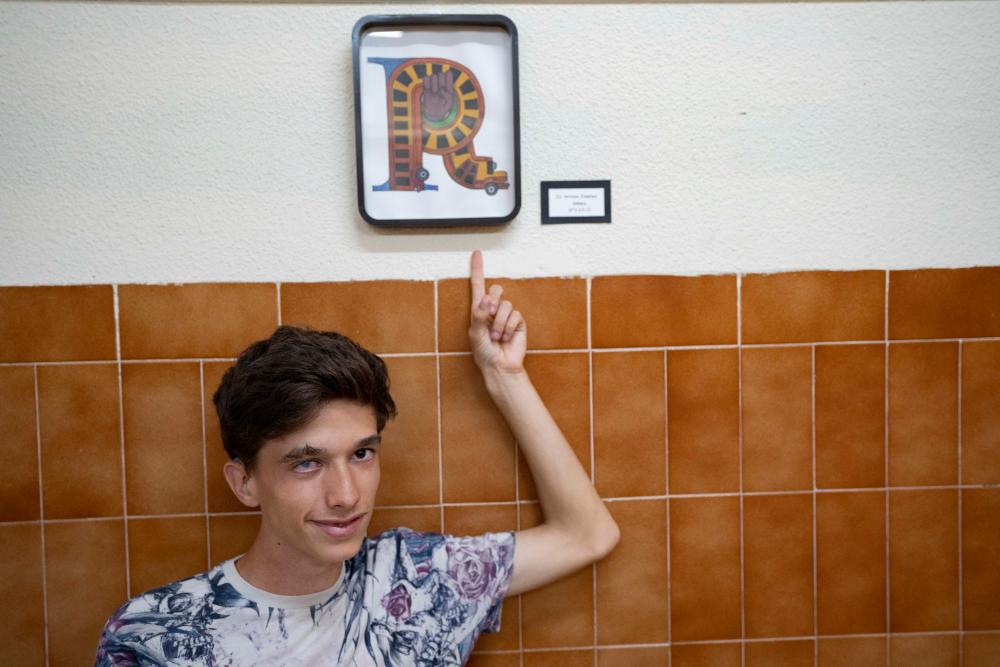 Antonio mostrando un trabajo manual