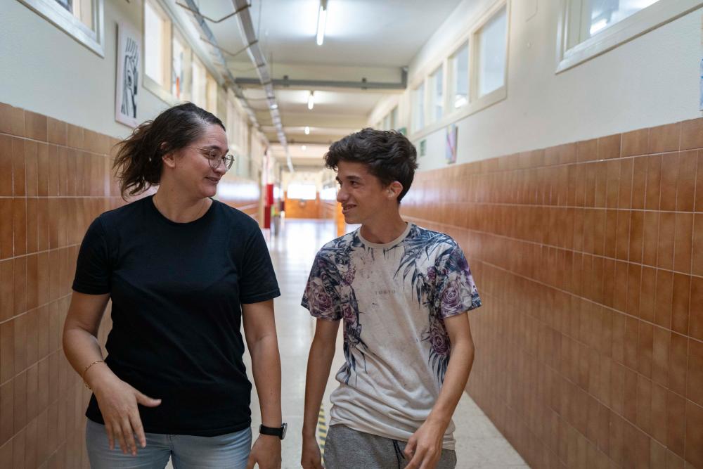 Antonio con Sara en los pasillos del centro