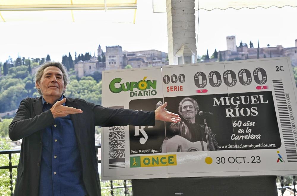 Miguel Ríos muestra orgulloso el cupón que la ONCE ha dedicado a sus 60 años en la carretera y los escenarios