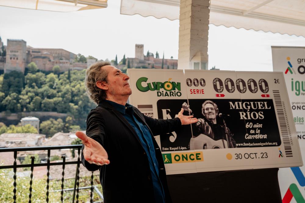 El cantante granadino se mostró efusivo ante las cámaras en el momento de mostrar su cupón