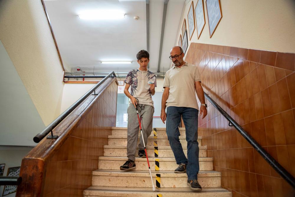 Antonio con Sebastián bajando las escaleras