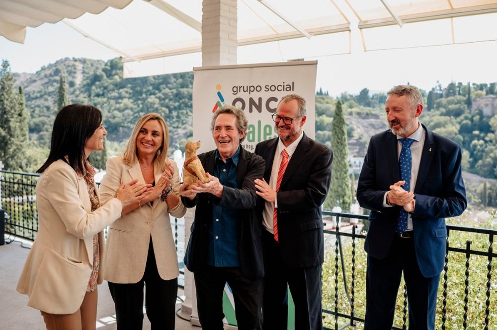 Ríos agradece encantado el regalo de la figura del perro guía