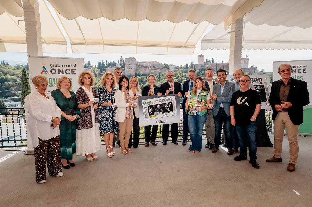Foto de familia de la presentación del cupón