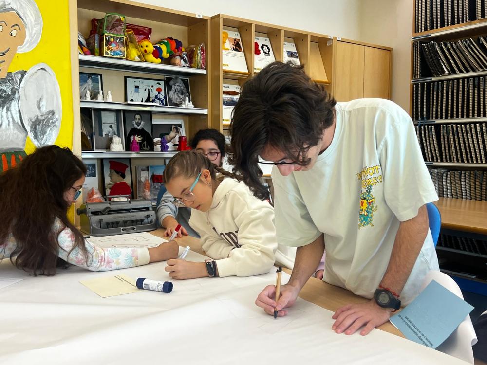 Alumnos de Secundaria realizando posters para exponer luego en el transcurso de la jornada