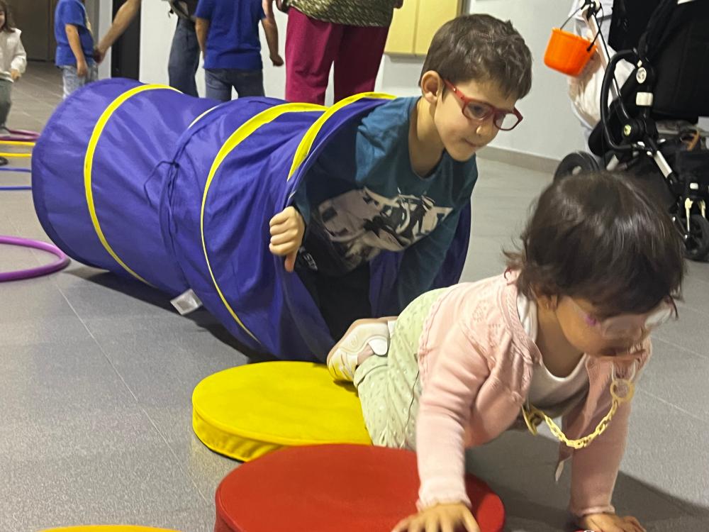 Niños saliendo de un túnel de juego