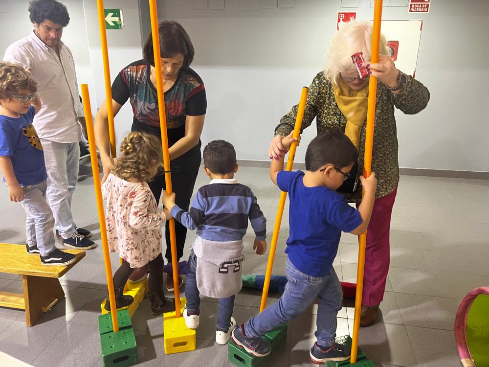 Niños de Infantil realizando un circuito