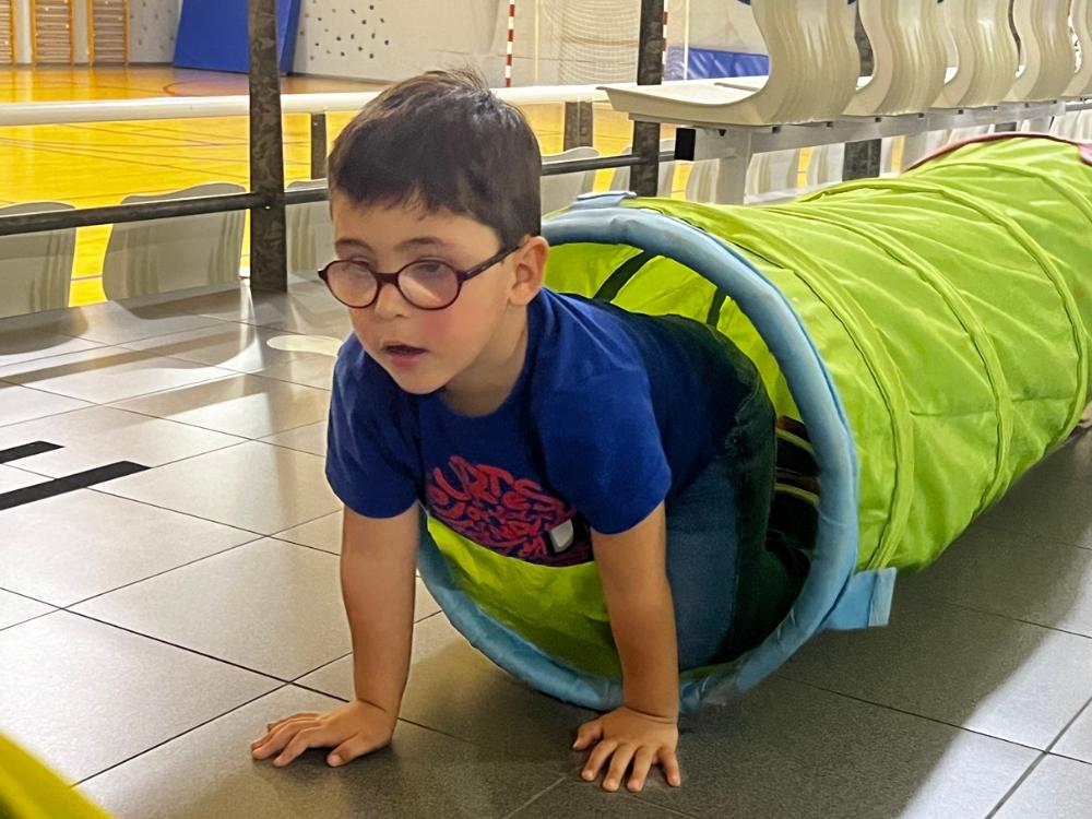 Niño saliendo de un túnel de juego