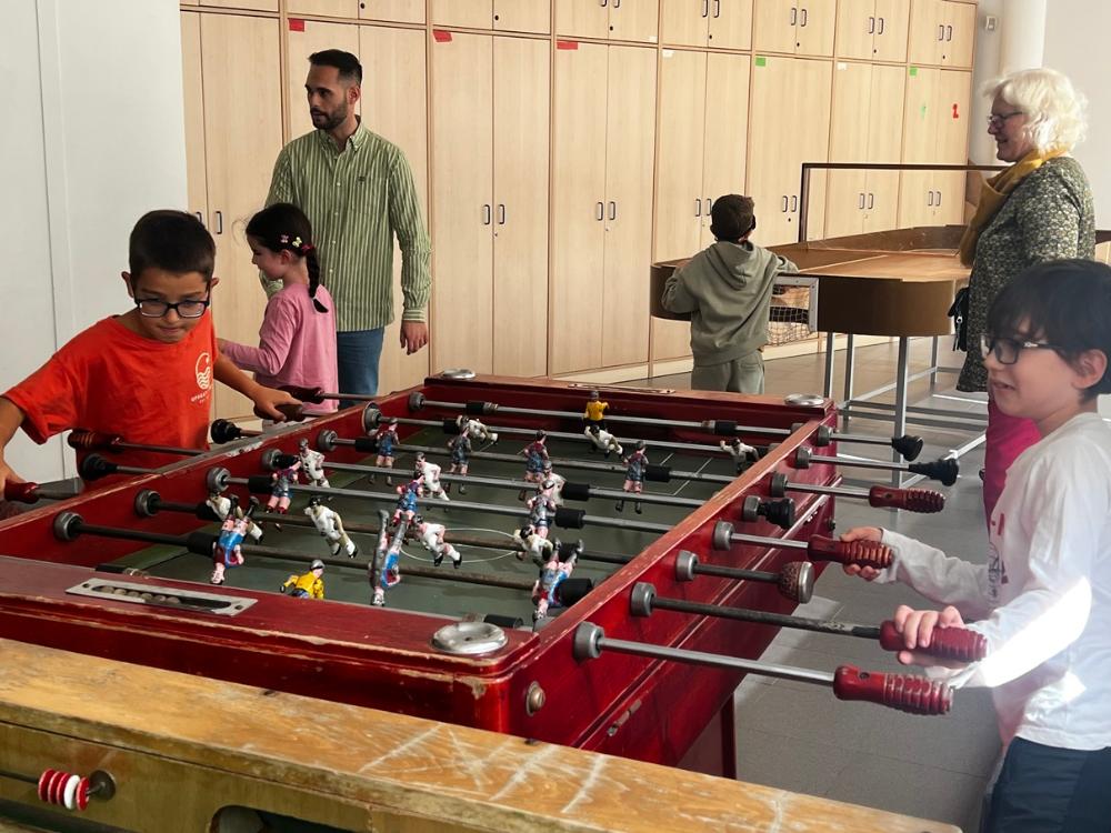 Niños jugando al futbolín