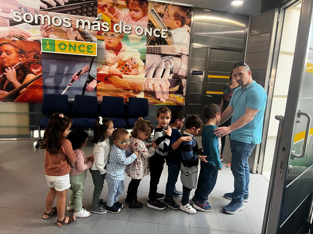 Sergio Montero guiando a los más pequeños