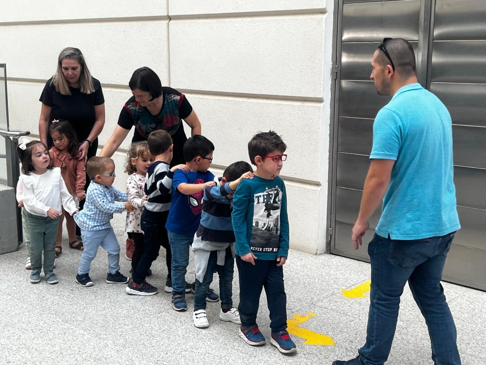 Niños entrando al patio
