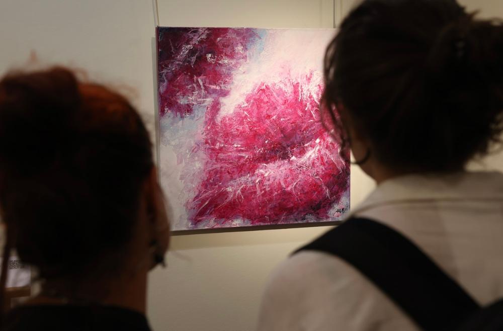 Dos personas observan la obra de Ángeles Lozano
