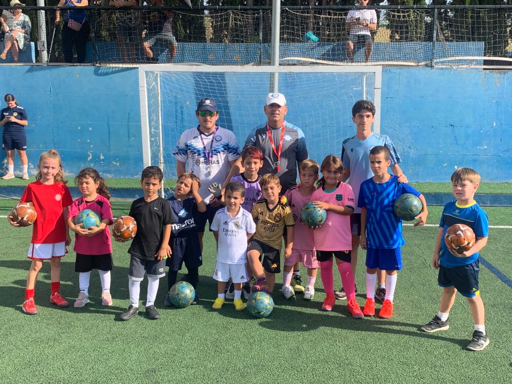 Foto de familia de Antonio, el entrenador y todo el equipo de los más pequeños
