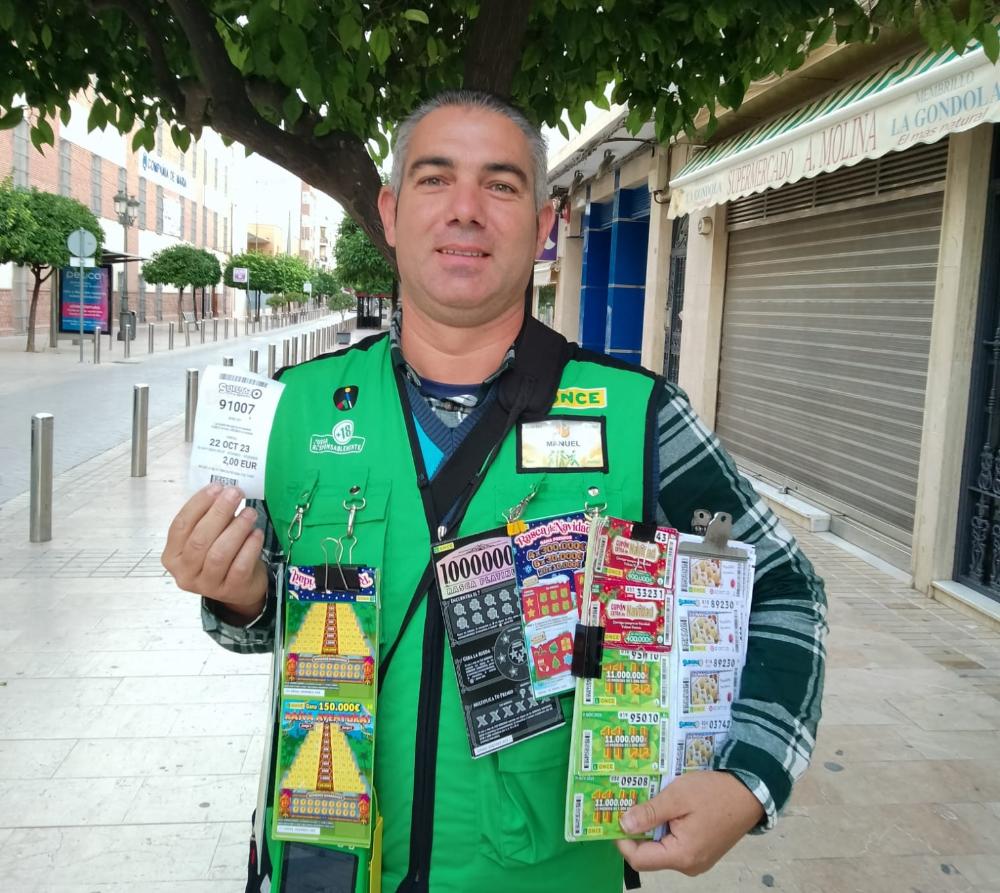 Manuel Romero, vendedor de la ONCE en Puente Genil
