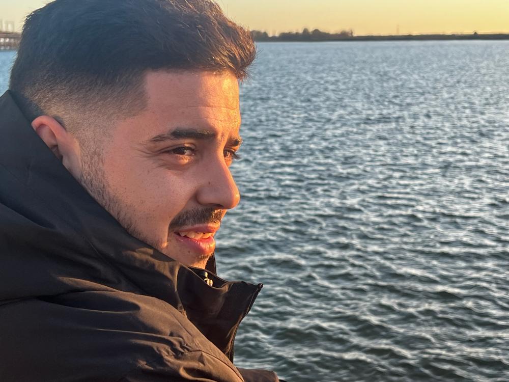 Primer plano de Alejandro con el mar de fondo