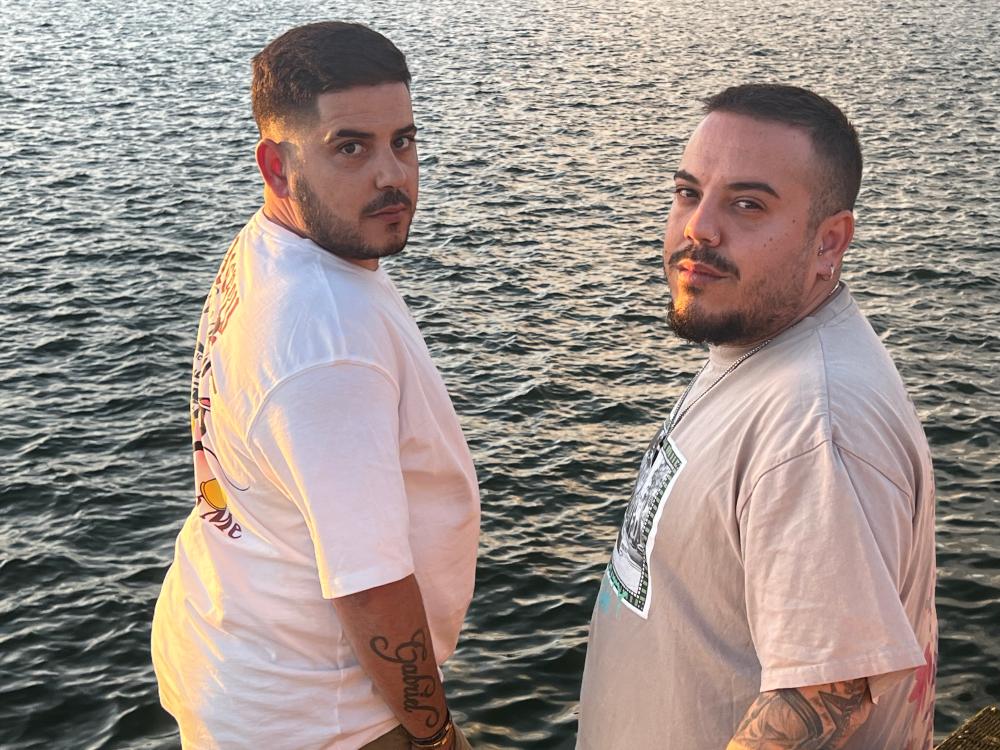 Alejandro y Juanjo con el mar de fondo