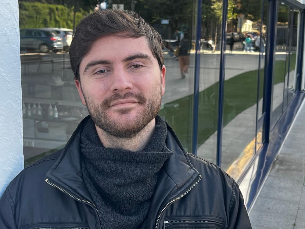 Pablo en el exterior de la Facultad granadina