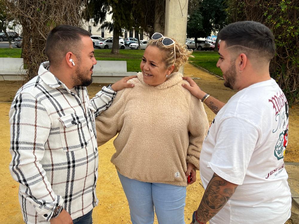 Mari Carmen con sus dos hijos