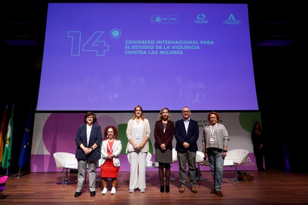 Las ponentes de la mesa en el escenario